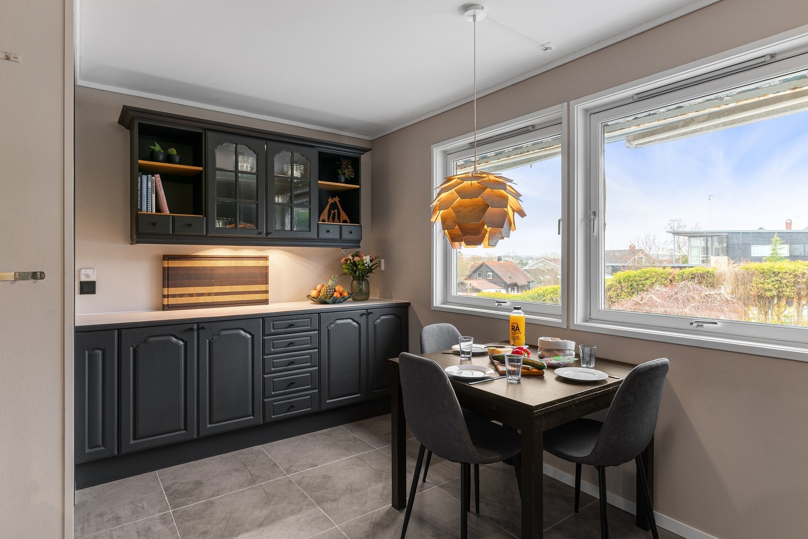 Kjøkkenet har i tillegg god plass til spisebord, og legger dermed til rette for hyggelige hverdags måltider. Galleribilde