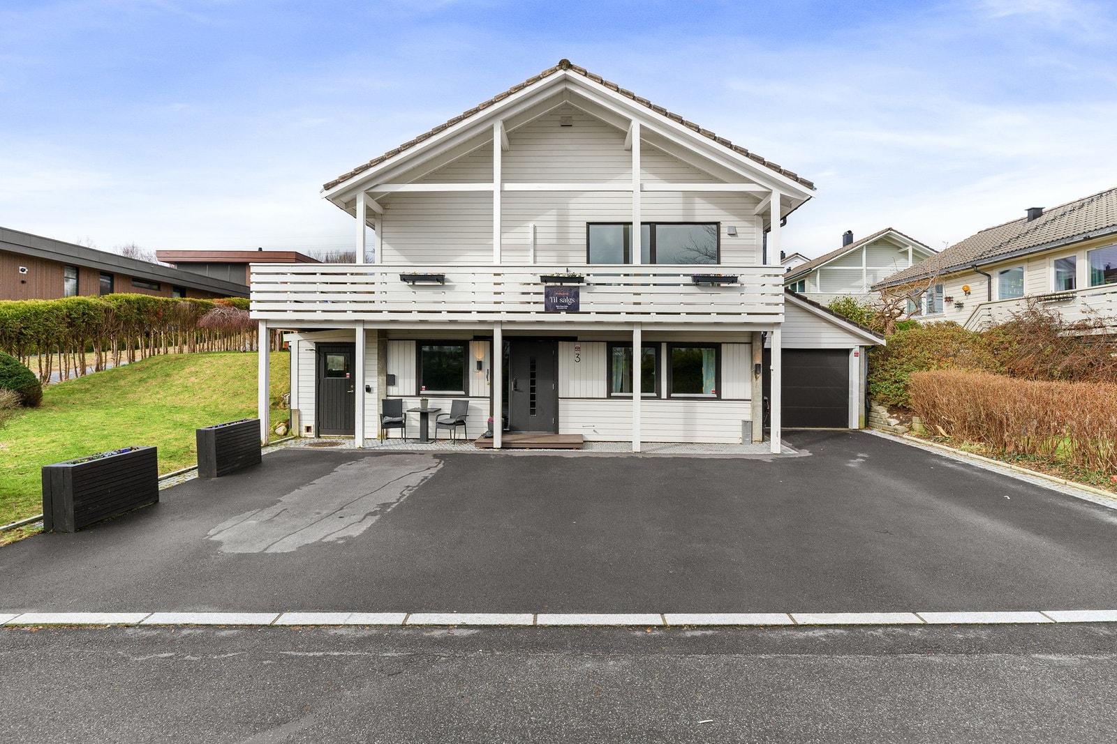 Boligen har parkering i garasje og på egen gårdsplass. Galleribilde