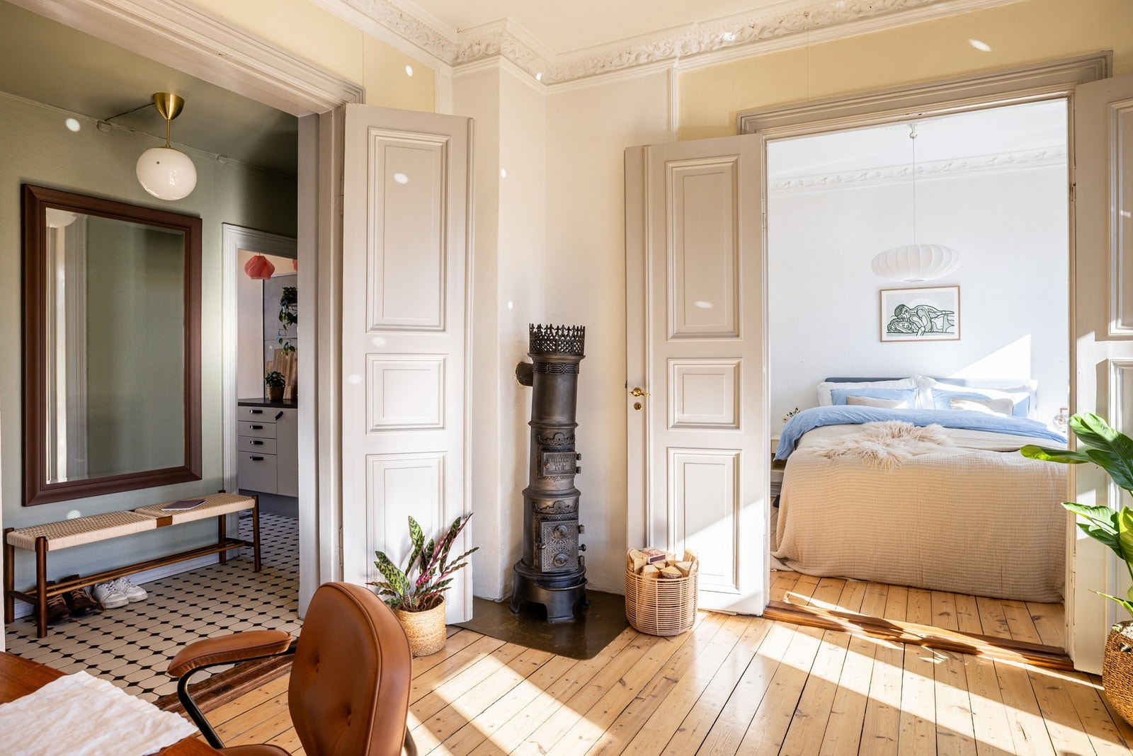 I stuen er det 2 stk. doble fløydører som som gir en flytende overgang mellom rommene. Galleribilde