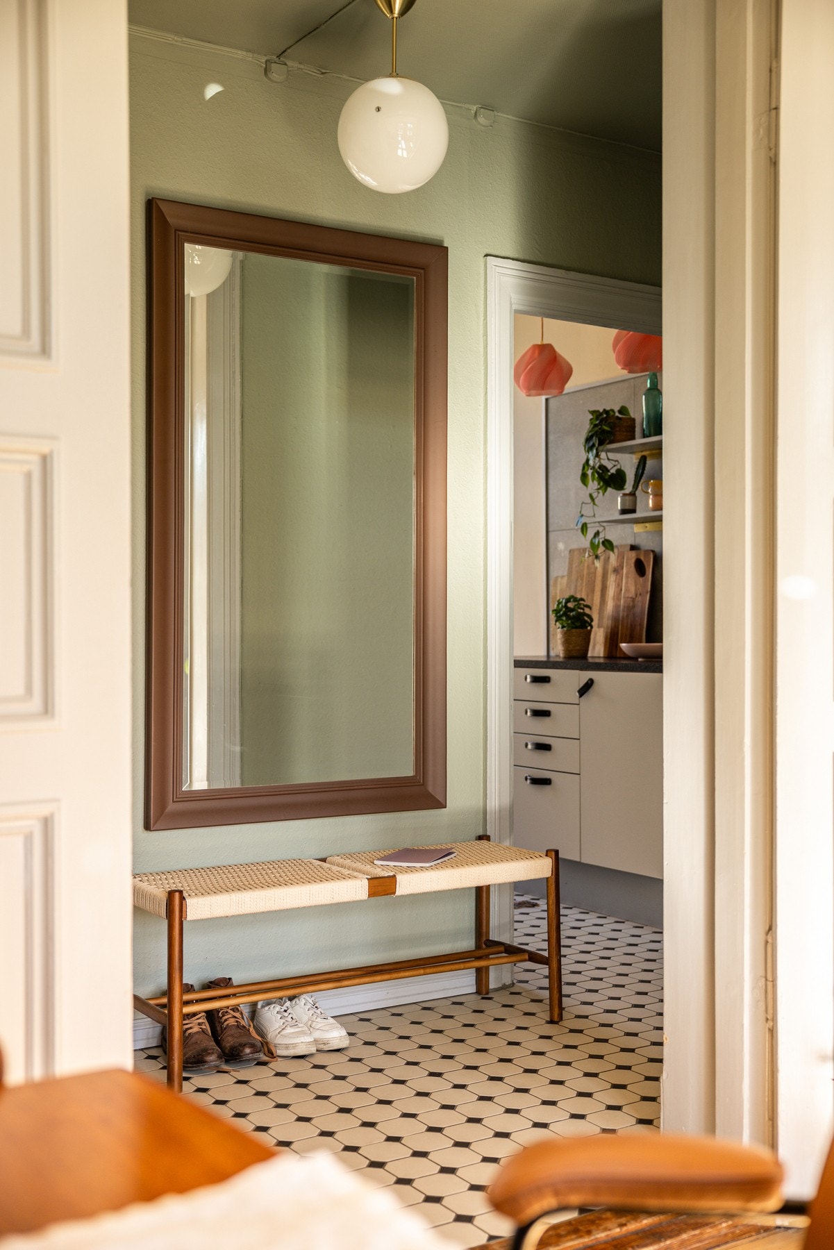 De fine flisene fra kjøkkenet strekker seg også ut i entreen, varmekabler er det her også. Galleribilde