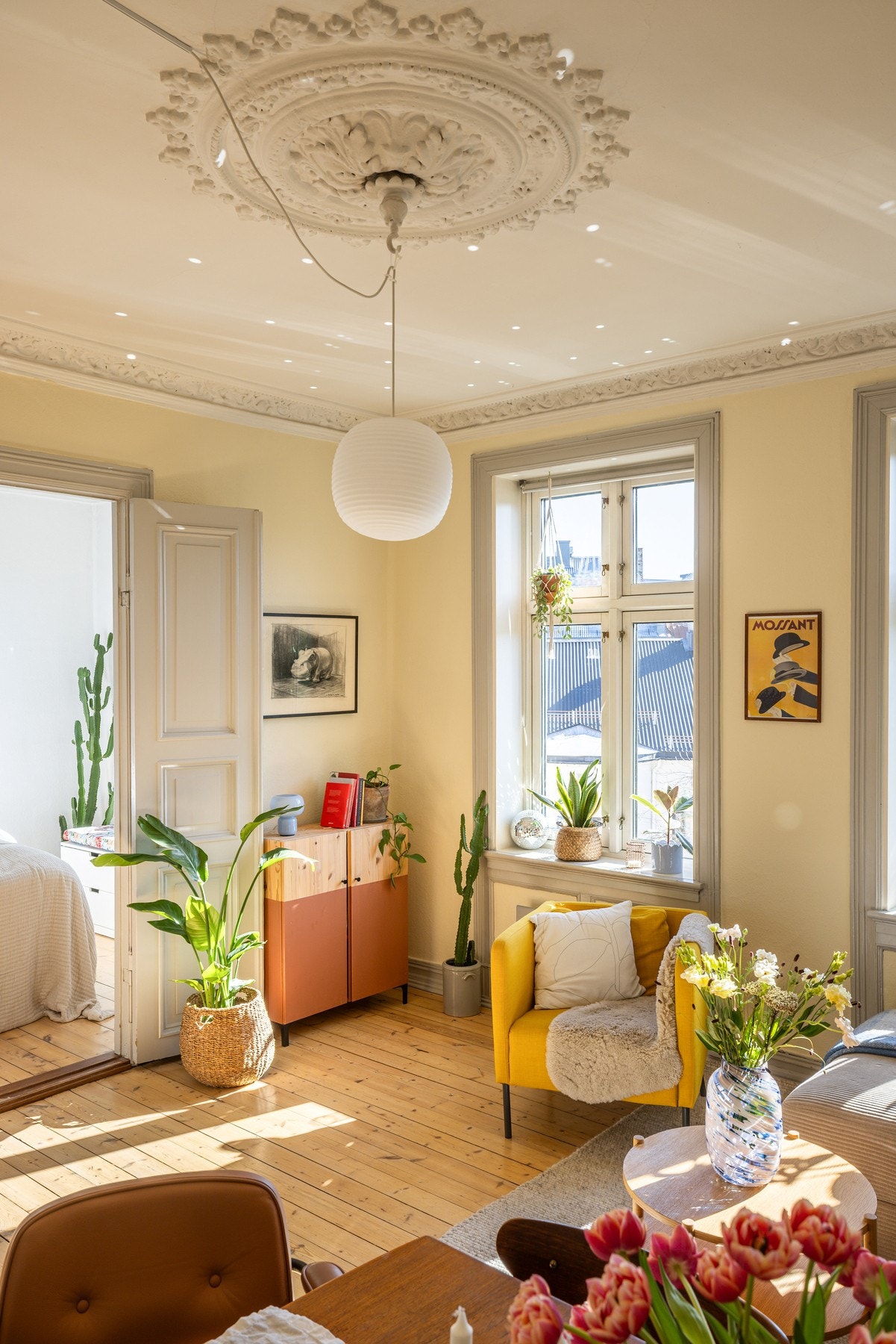 En generøs takhøyde på omlag 3 meter, store vindusflater og en beliggenhet i 4. etasje gir en svært god romfølelse. Galleribilde