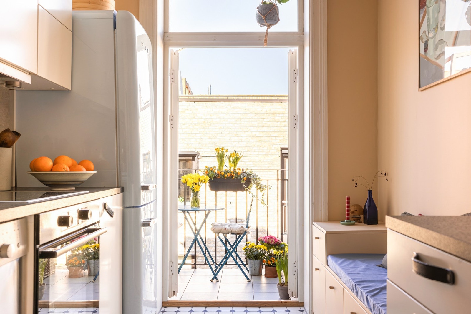 Fra kjøkkenet er det utgang til den hyggelige balkongen mot bakgård. Galleribilde