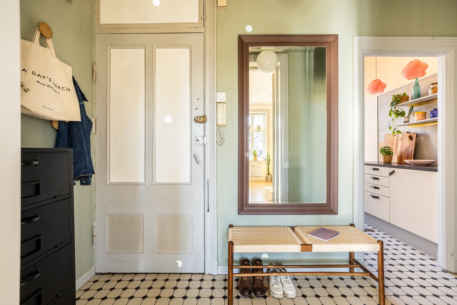 I entreen er det plass for sko og jakker og det man behøver i det daglige. Galleribilde