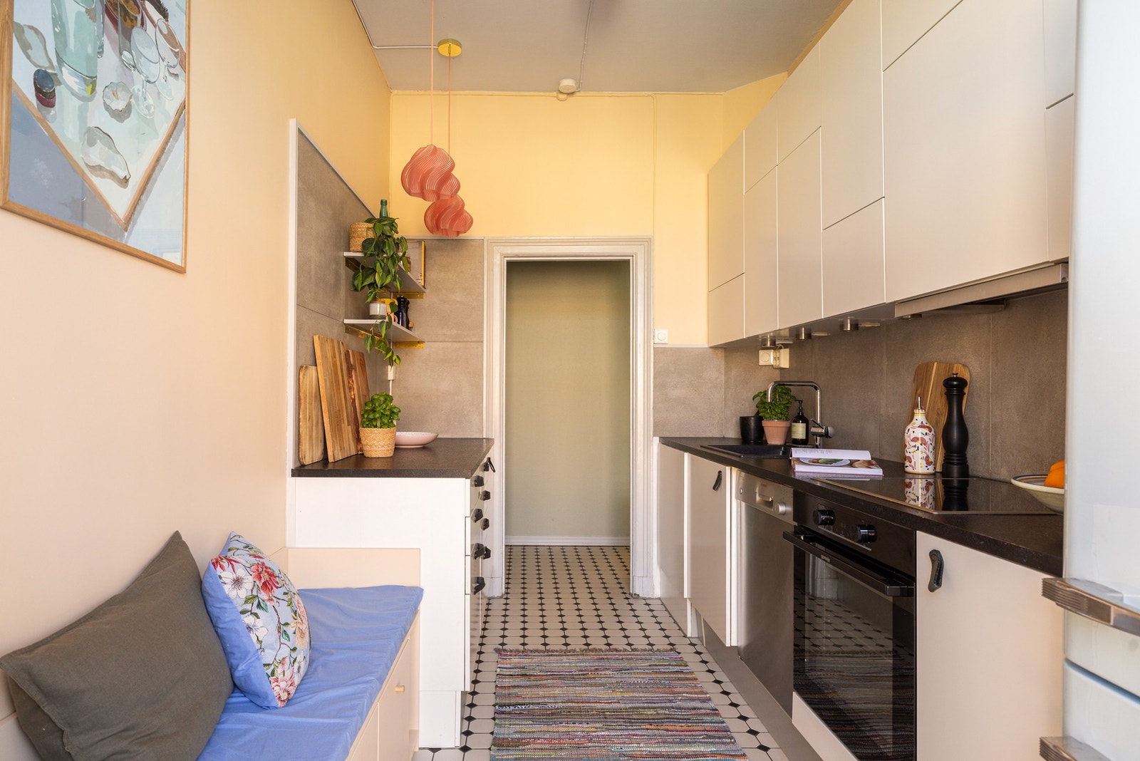 Integrerte hvitevarer medfølger salget. Det fine Smeg-kjøleskapet kan medfølge etter avtale. Galleribilde