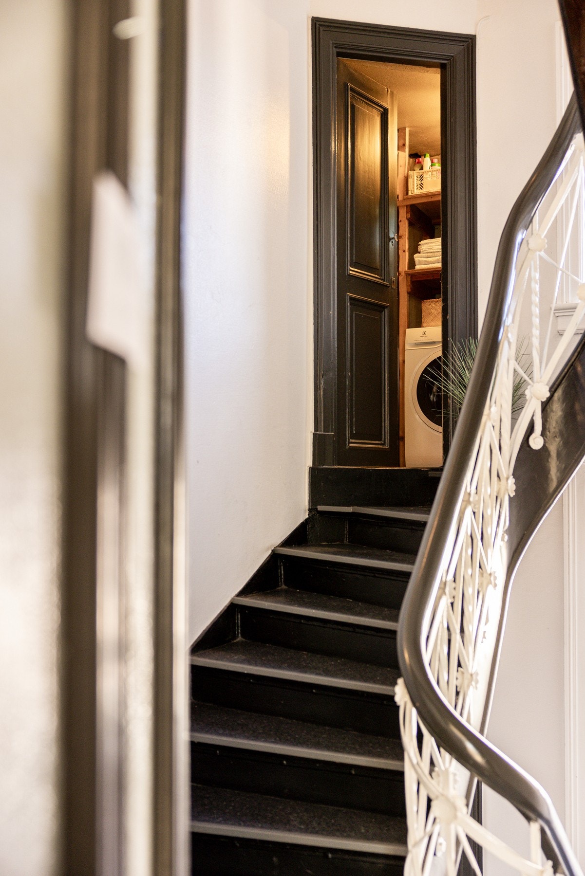 Kun en liten trapp opp fra leiligheten disponeres et kott som benyttes som et veldig praktisk vaskerom. Galleribilde