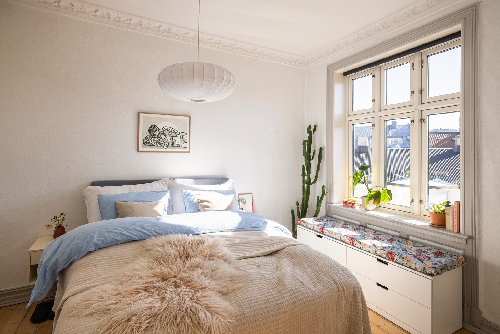 Soverommet har plass til stor dobbeltseng og tilhørende soveromsmøblement. Galleribilde