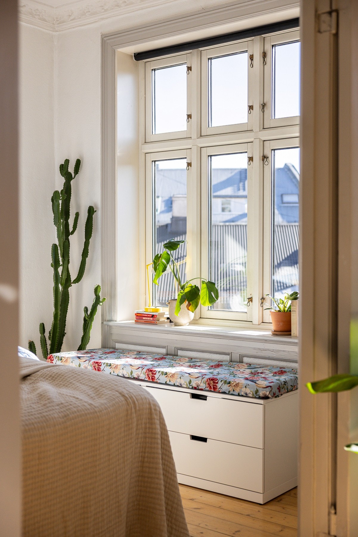 Store vindusflater og masse lys går igjen i dette hjemmet. Galleribilde