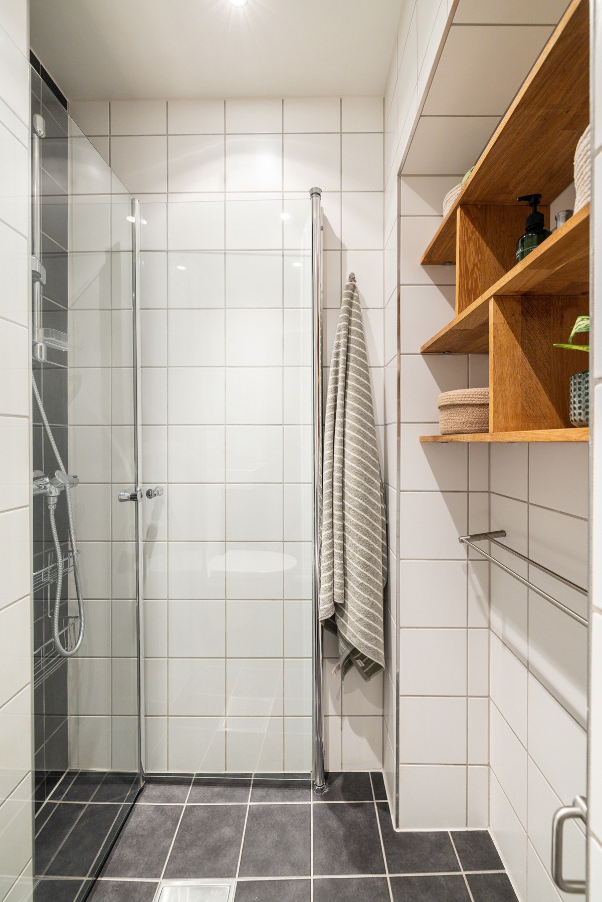 Badet har godt med lagring både under servanten og i de vegghengte hyllene. Galleribilde