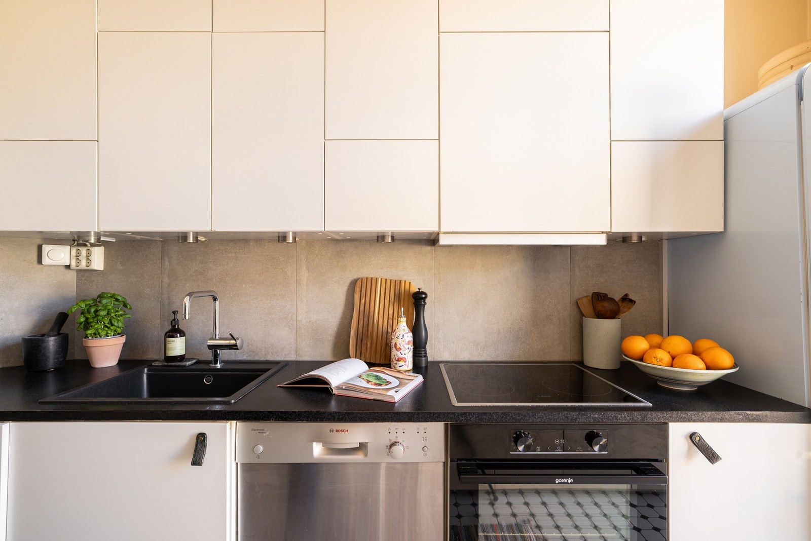 Kjøkkenet har bra med både skap- og benkeplass. Galleribilde