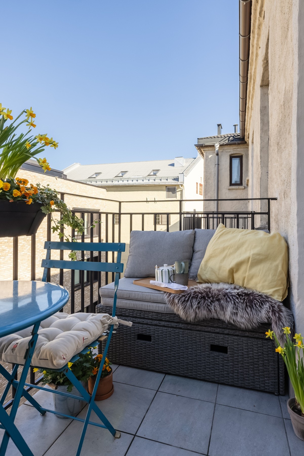 Balkongen har solen i følge selgeren fra ca. klokka 18.00 - 21.00 om sommeren. Galleribilde