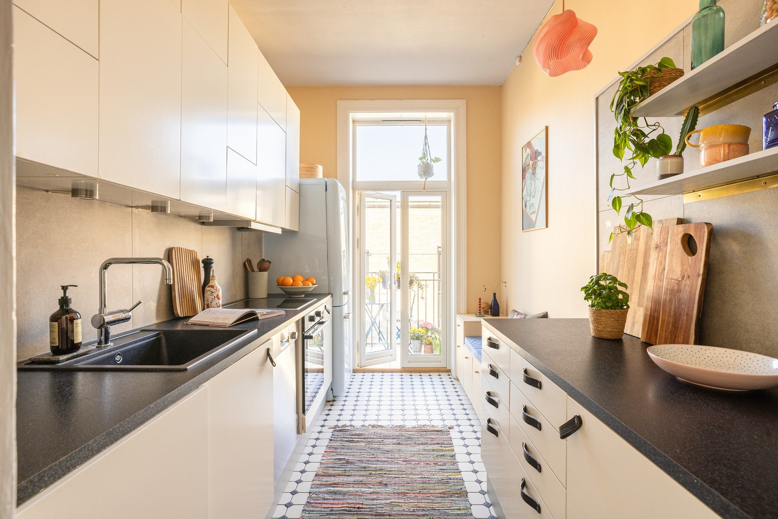 Pent kjøkken med tidløs innredning fra 2013 og dekorative fliser med varmekabler på gulvet. Galleribilde