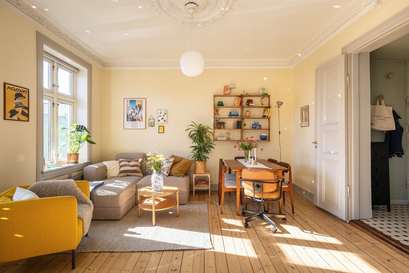 Stuen har en god størrelse og kan enkelt møbleres med både sittegruppe og spiseplass. Galleribilde