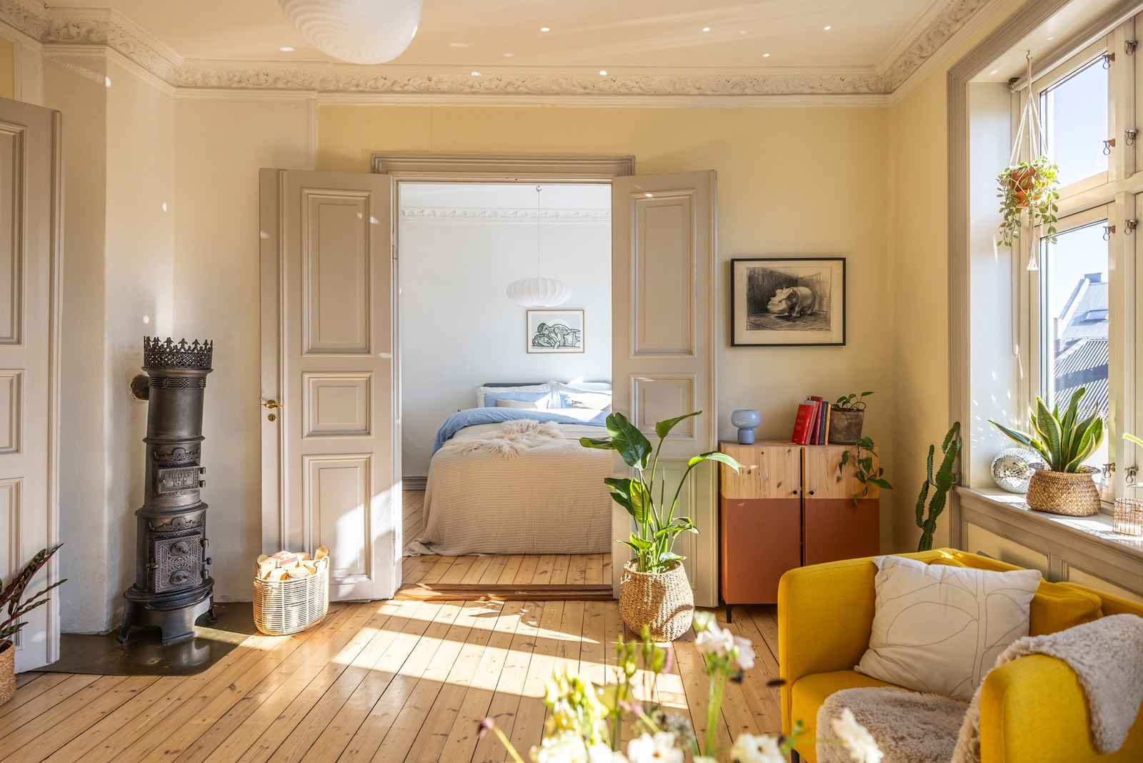 Dette er en leilighet av de sjeldne med klassiske elementer og karakter i hvert eneste rom. Galleribilde