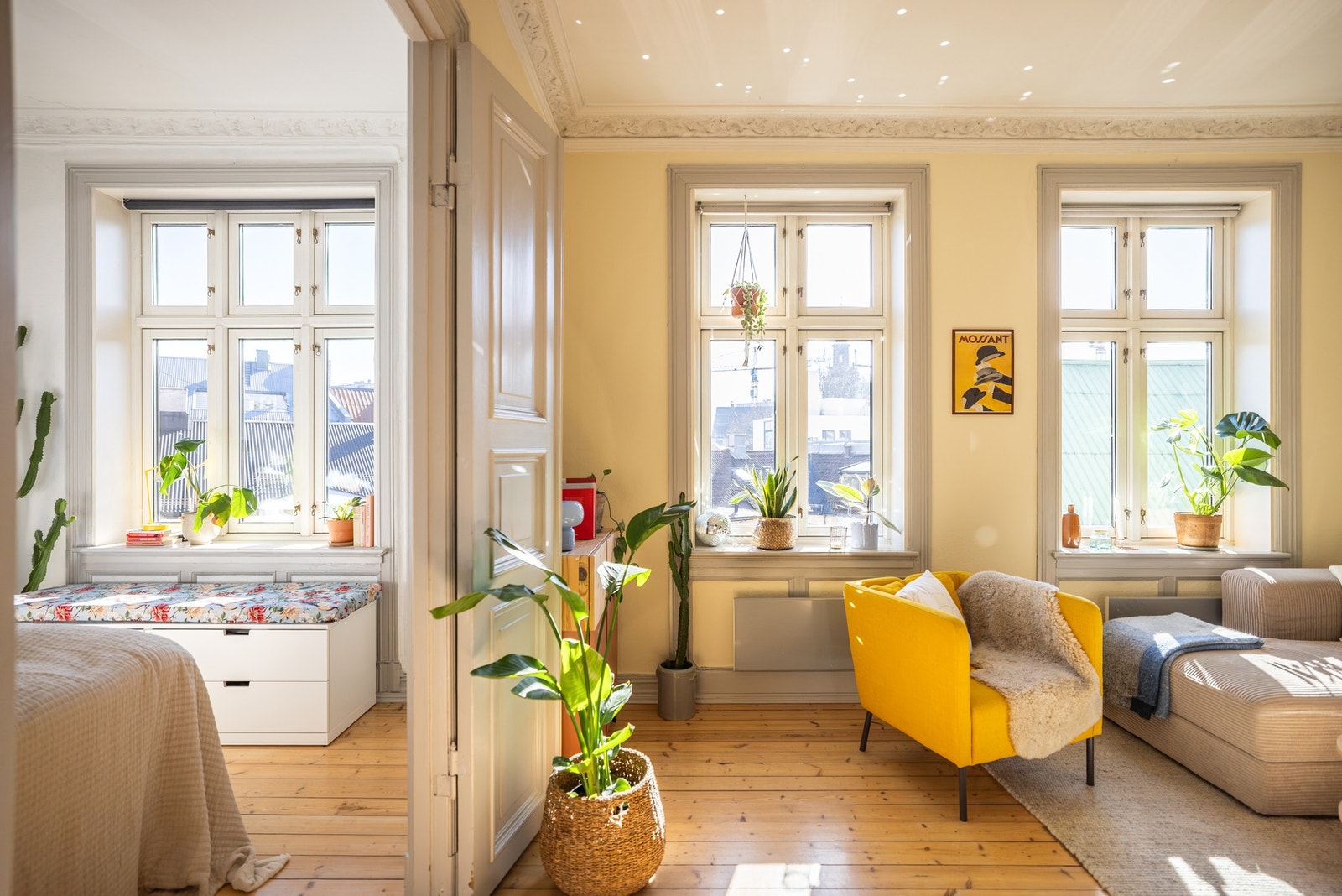 Fra stuen kommer man inn til leilighetens soverom. Galleribilde