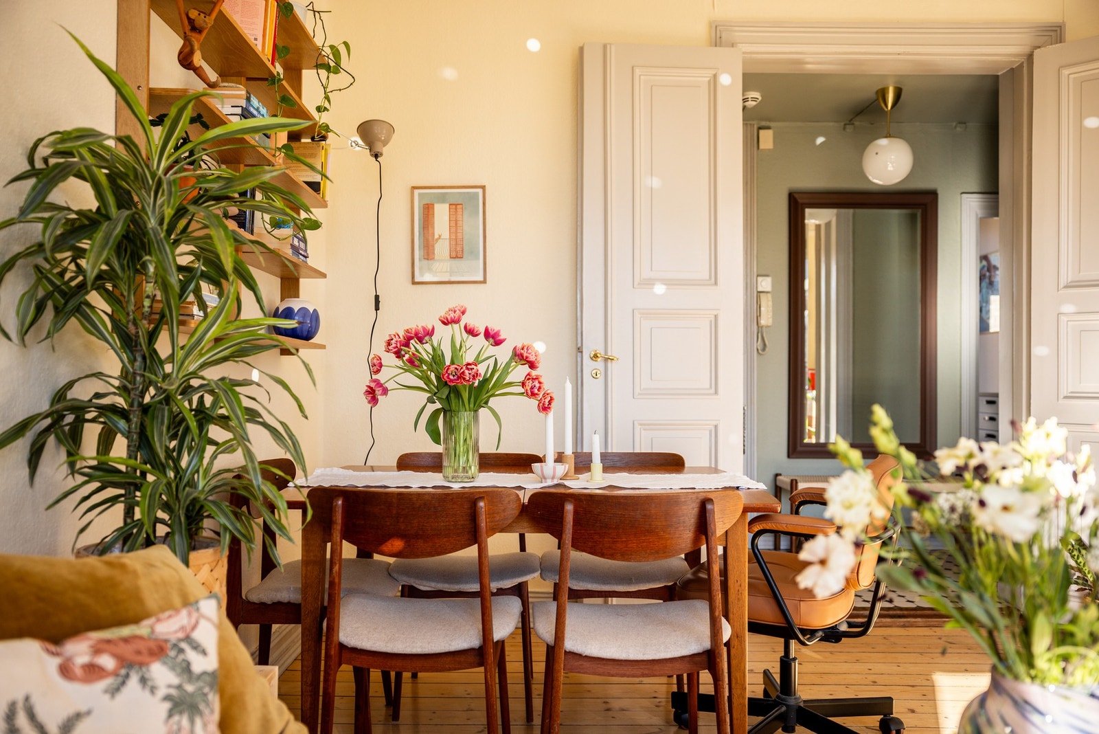 Den gjennomgående planløsningen slipper lyset inn i hvert enkelt rom. Galleribilde