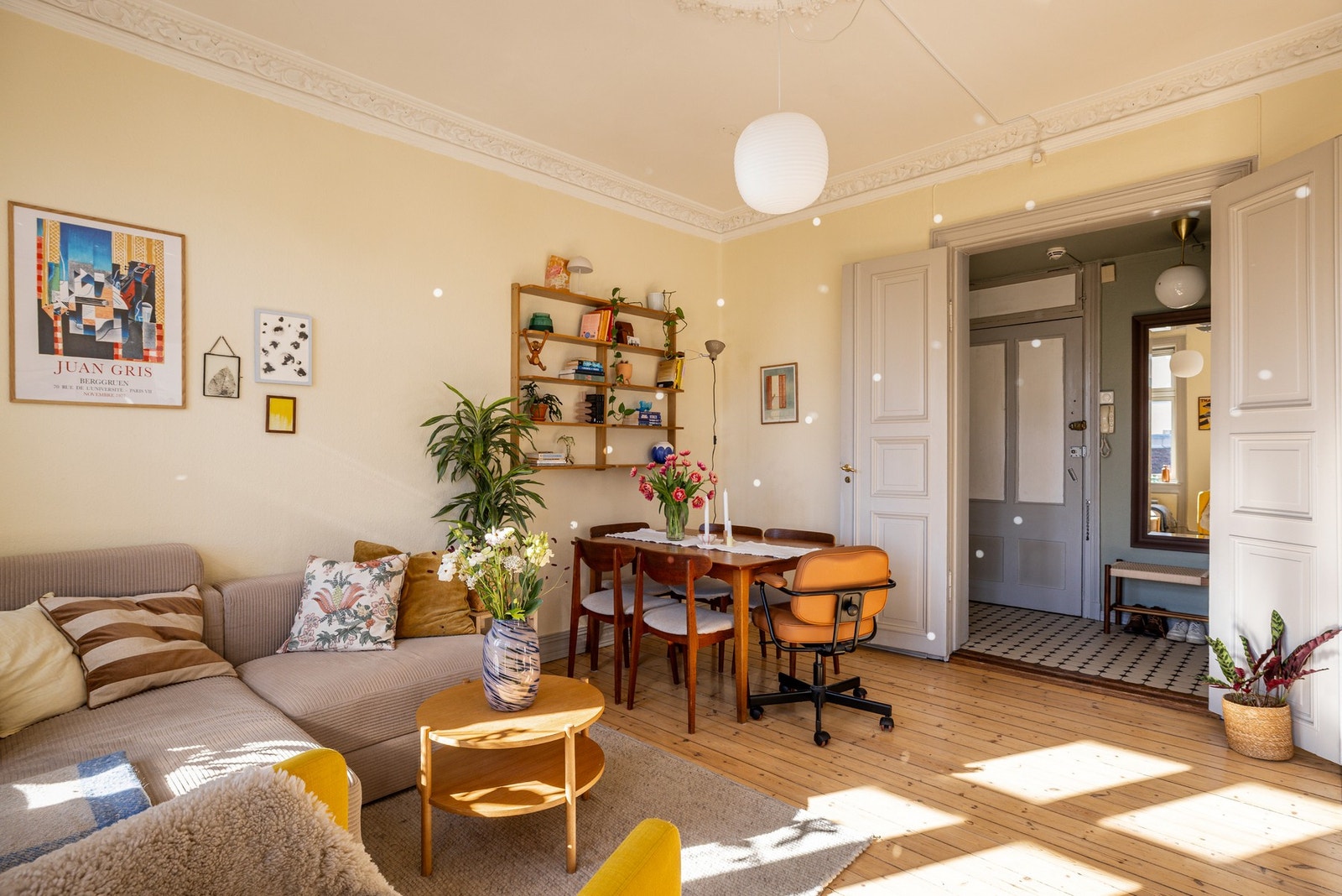 Stuen og kjøkken er praktisk separat i dette hjemmet. Galleribilde