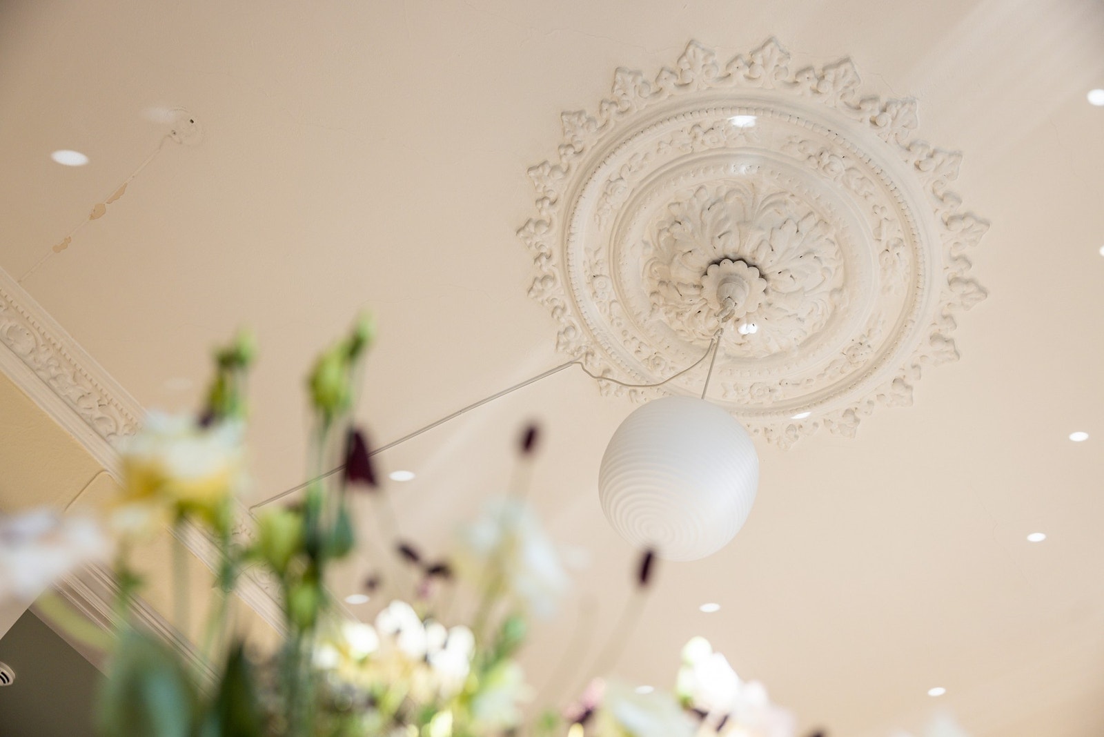 Rosett og stukkatur i stuens himling. Galleribilde