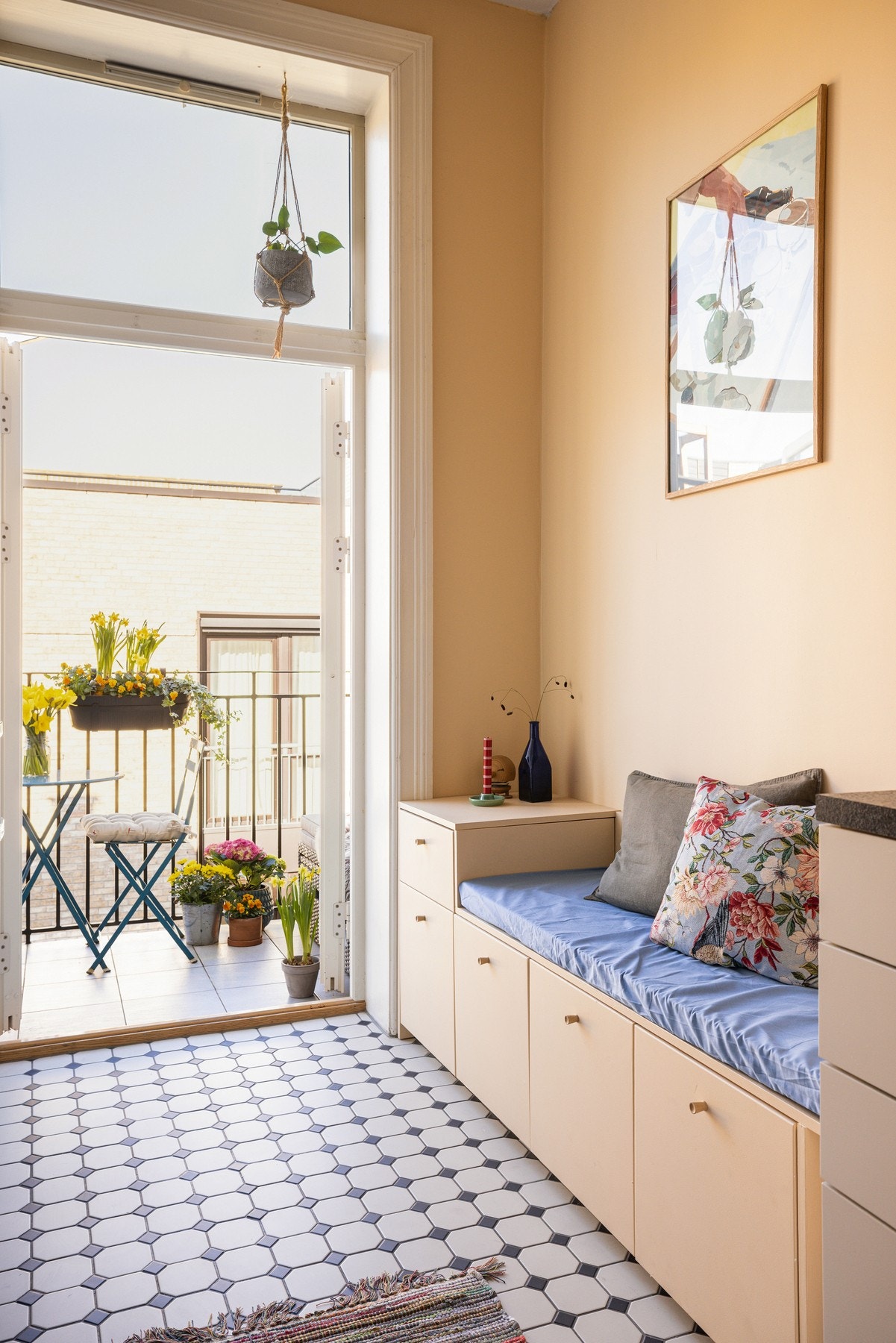 Den fine sittebenken på kjøkkenet har smart lagringsplass under. Galleribilde