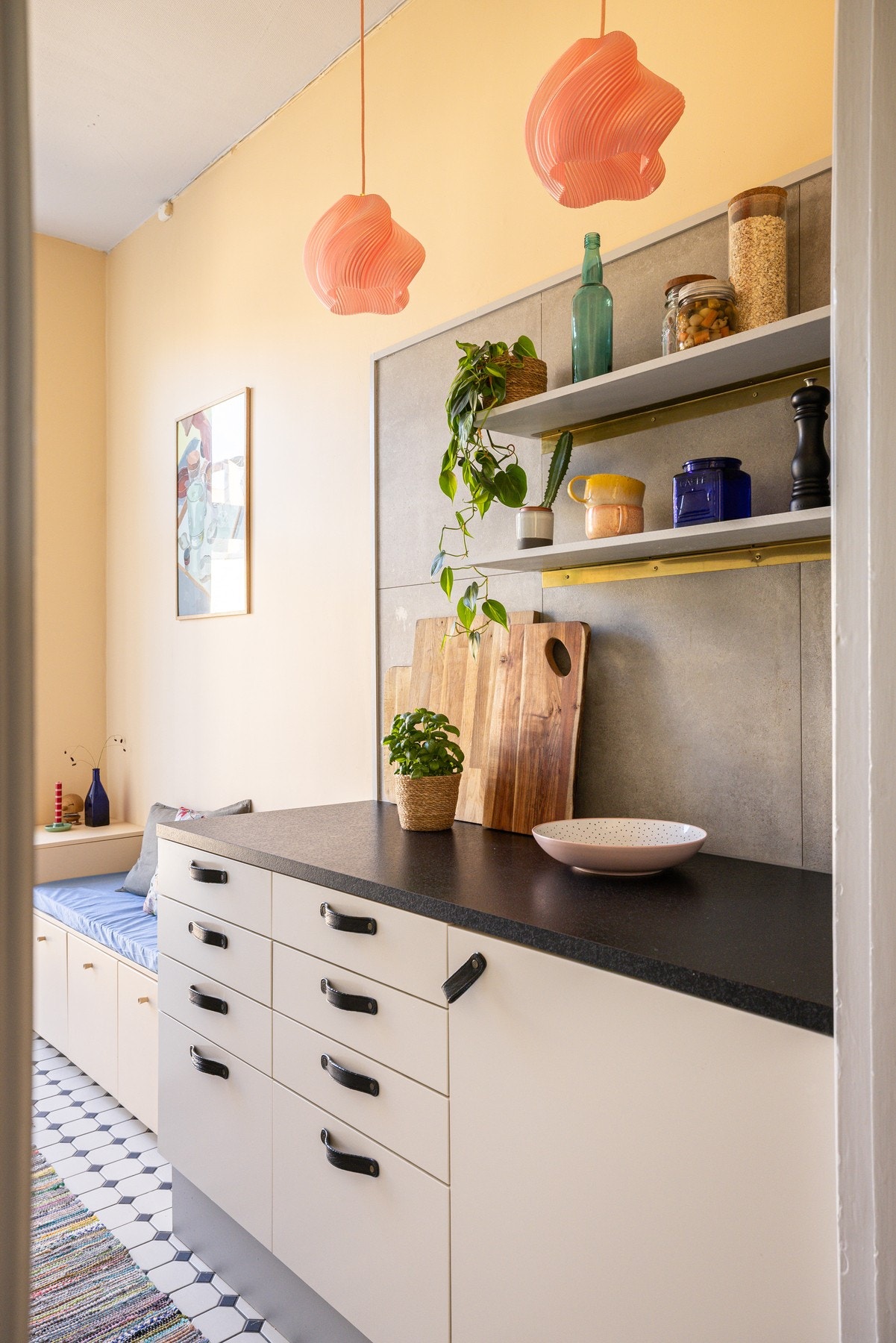 Dekorative hyller gir ekstra lagringsplass på kjøkkenet. Galleribilde