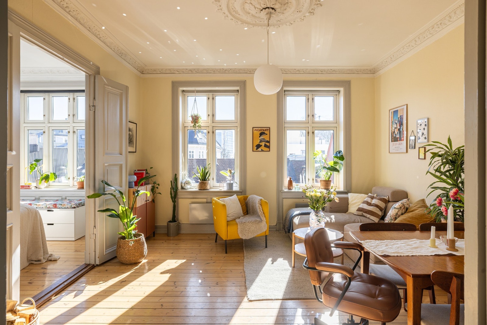 Vinduer på rad og rekke er noe de fleste ønsker seg! Utenfor er klassiske Oslo-gårder og en hyggelig enveiskjørt gate. Galleribilde