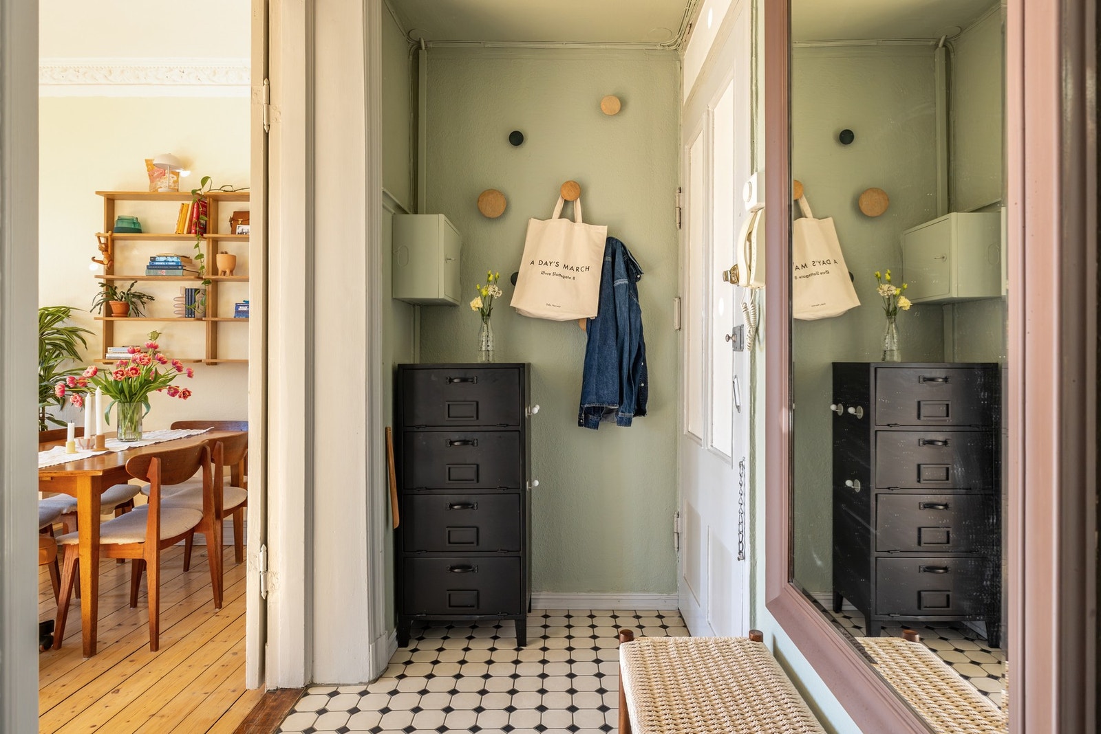 Leiligheten disponerer en bod på loftet og en i kjelleren for ytterligere lagringsplass. Galleribilde