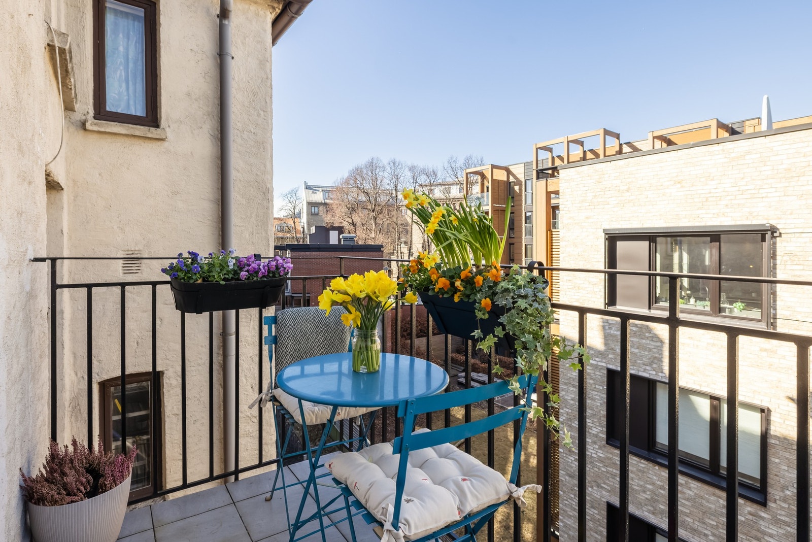 Balkongen har plass til en liten sofa og et cafesett og vender ut mot hyggelig opparbeidet bakgård. Galleribilde