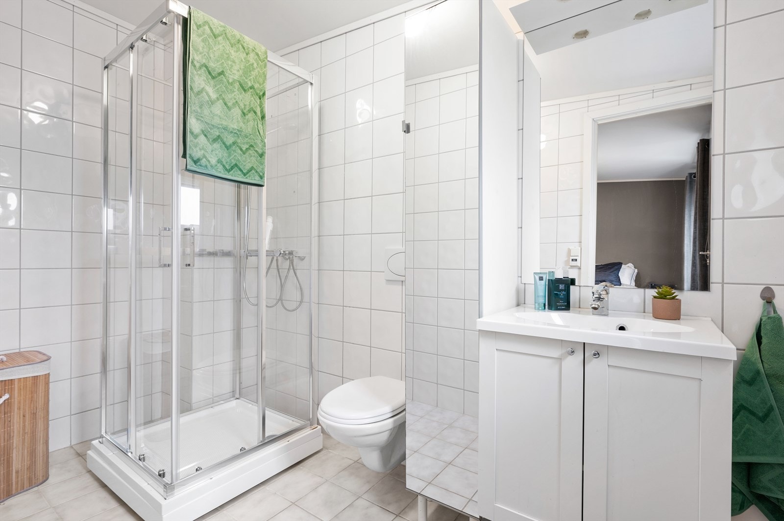 Badet er innredet med fliser på gulv og vegger og overflatene på gulv er vurdert til TG1 av takstmann. Galleribilde