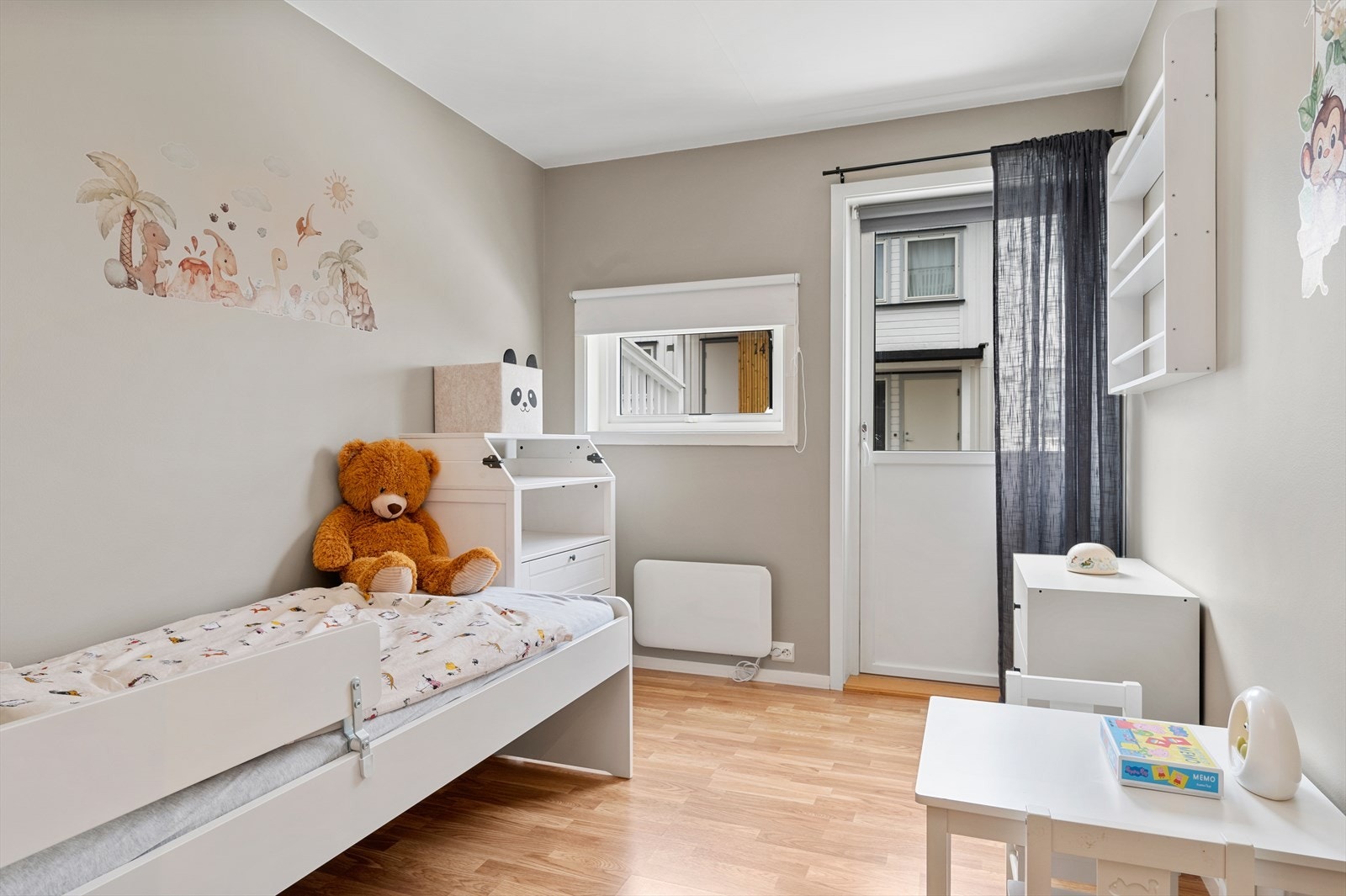 Det første soverommet måler 7,5 m², og har egen adkomst til hagen. Galleribilde