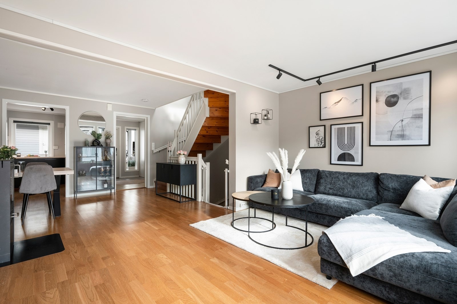 Stuen har et areal på 33,5 m² med naturlig inndeling av sofahjørne og spisestue. Galleribilde