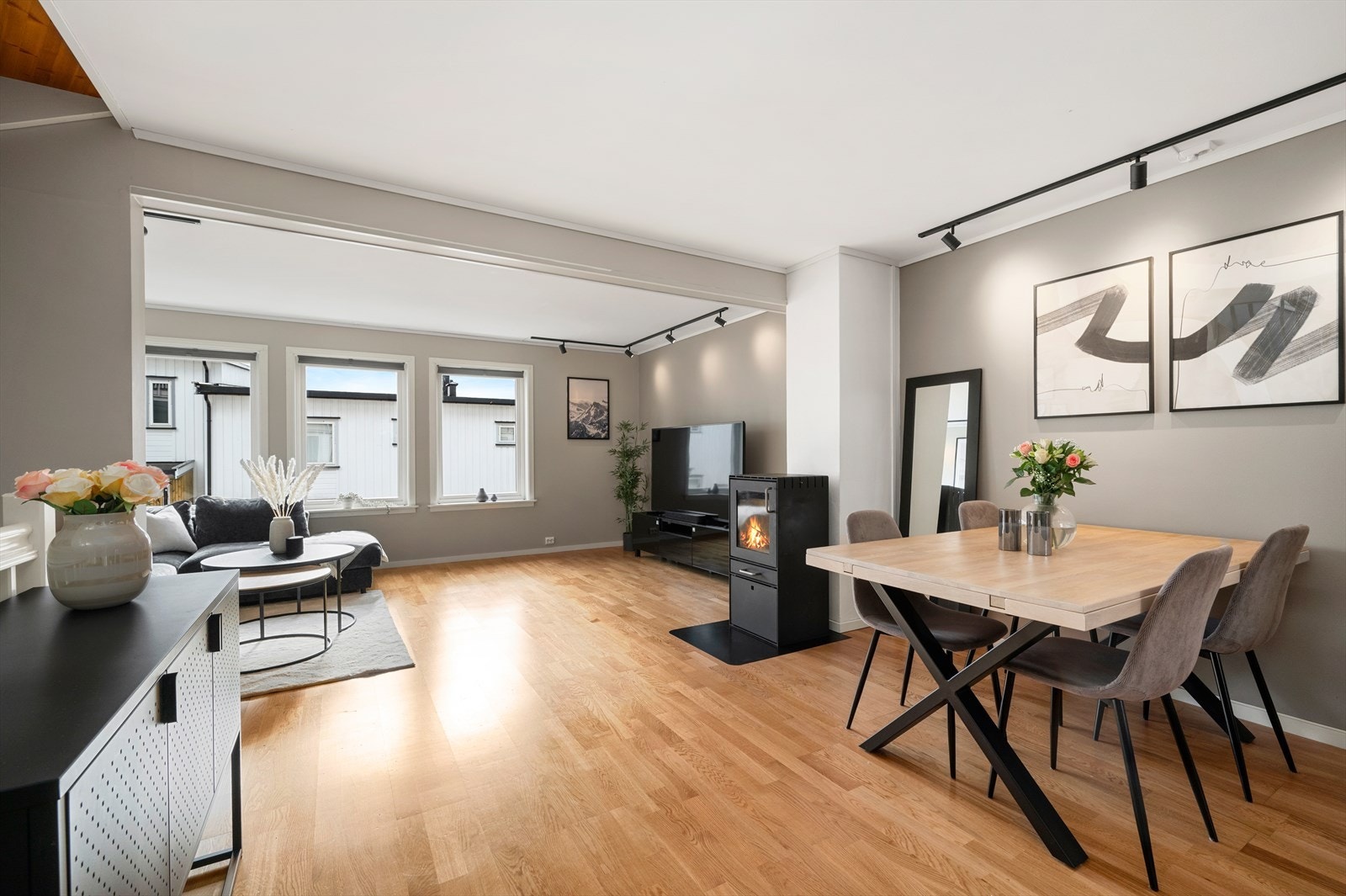 Boligen strekker seg over totalt 133 m² BRA-i pluss takterrasse og markterrasse på hhv. 19 og 13 m². Med huset følger det også egen carport. Galleribilde