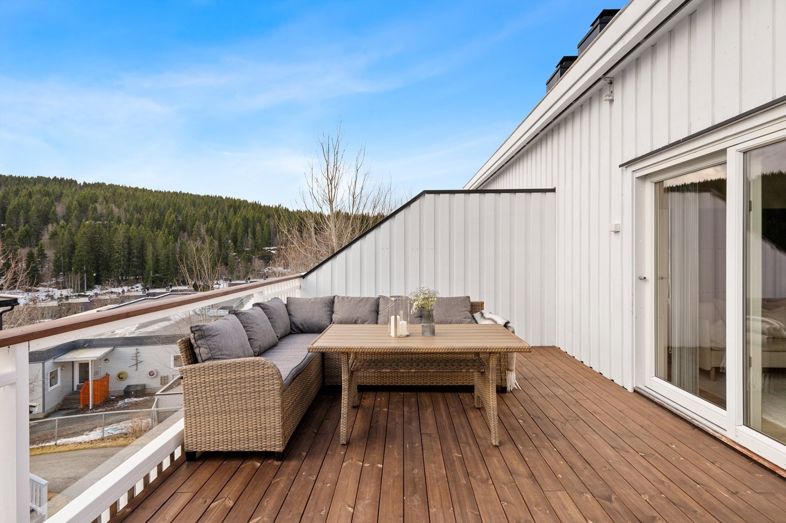 Den sørvendte beliggenheten byr på gode solforhold. Terrassebordene er byttet i 2023. Galleribilde