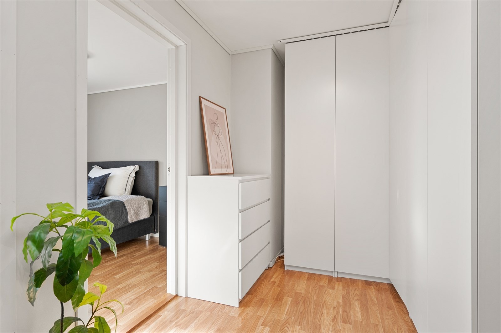 Mellom soverommene er det satt opp stor garderobe for praktisk lagring. Galleribilde