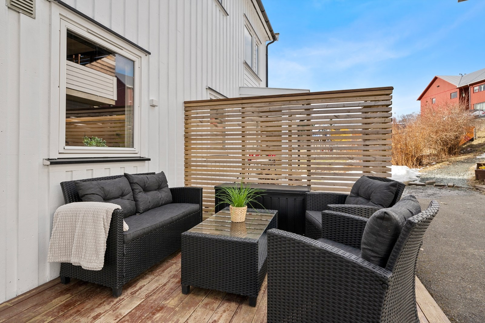 På boligens forside er det etablert markterrasse på 13 m². Galleribilde