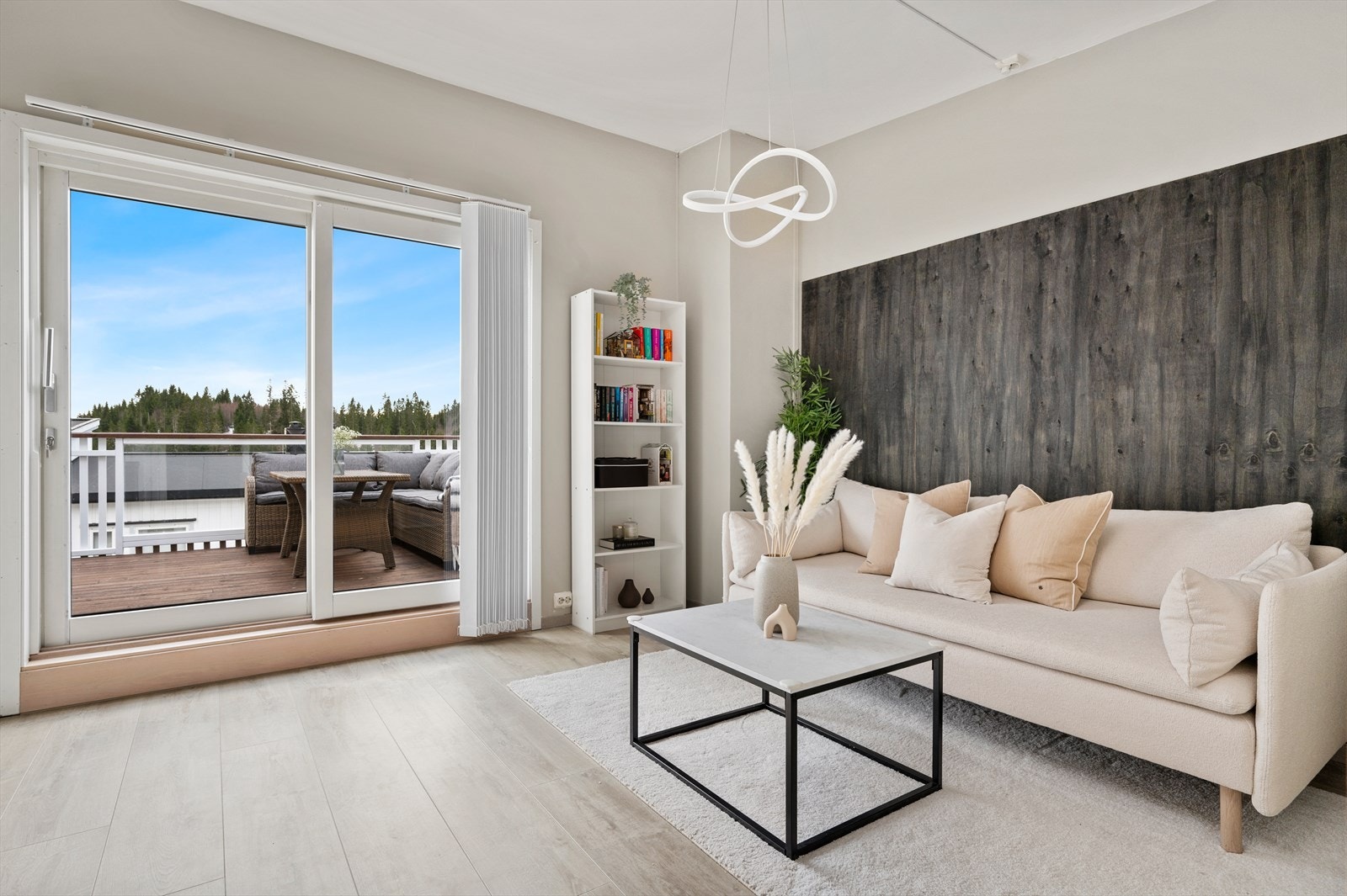 I boligens 2. etasje er det loftstue, soverom og bad. Herfra har du også adkomst til den sørvendte takterrassen. Galleribilde