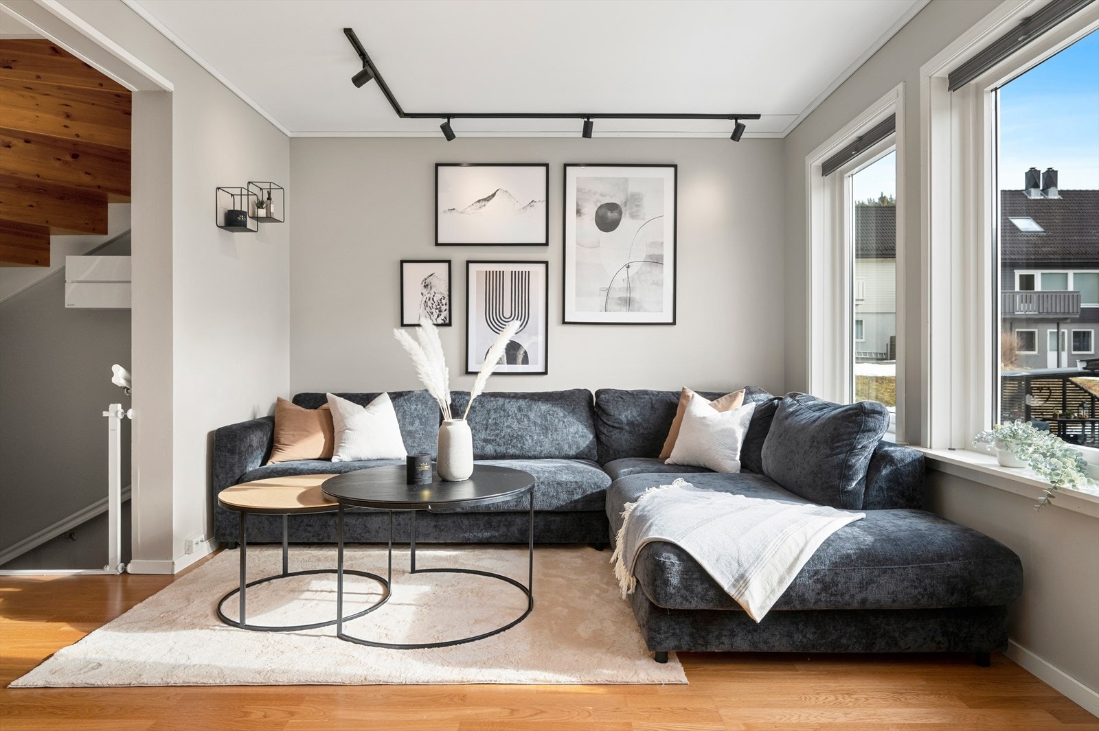 Det er gjort en rekke oppgraderinger i huset i nyere tid, med blant annet nye vegger og gulv på stuen og installering av varmepumpe i 2022. Galleribilde