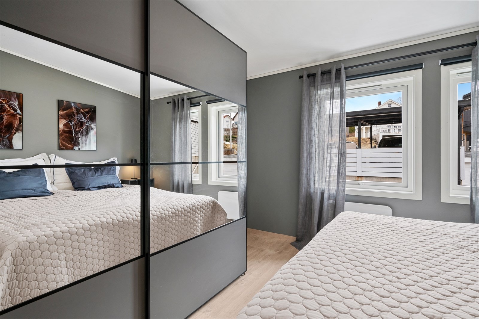 Fra soverommet har du direkte adkomst til eget bad. Galleribilde