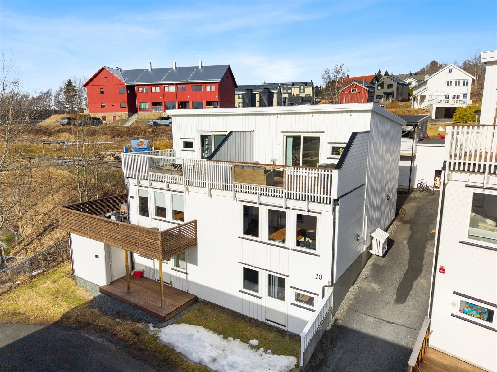 Boligen har fin beliggenhet øverst i feltet, med øyeblikkelig nærhet til barnehage, Bymarka og kollektivtransport. Galleribilde