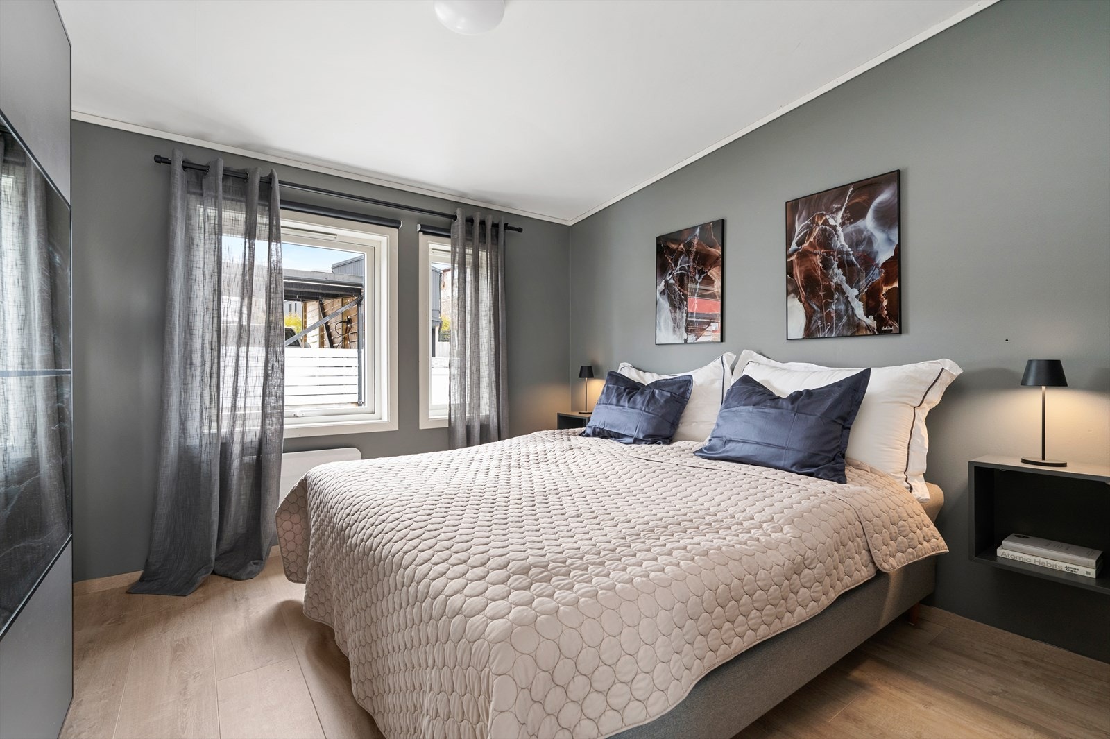 Soverommet i 2. etasje er på 10,5 m² med god plass til dobbeltseng og stor garderobeløsning. Galleribilde