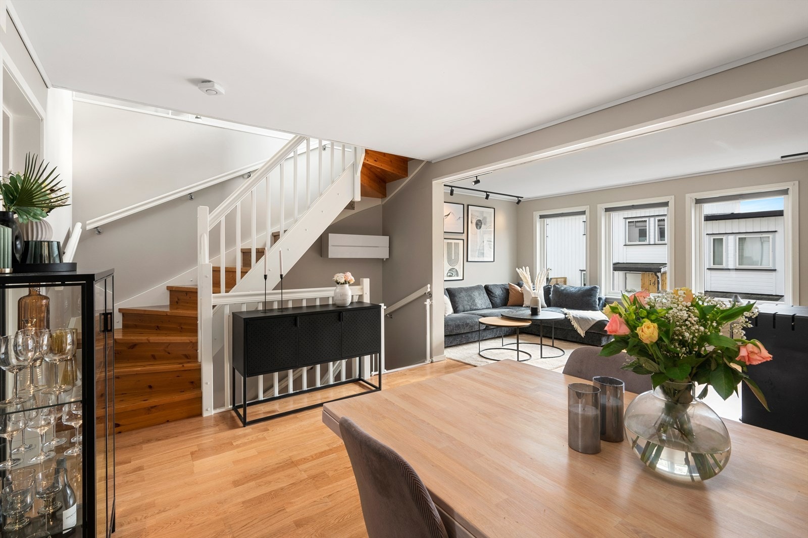 Velkommen til Kolsåslia 20 - En pent oppgradert tomannsbolig over 3 plan med 3 store soverom, 2 bad, eget toalettrom, stilrent kjøkken og romslig stue. Galleribilde