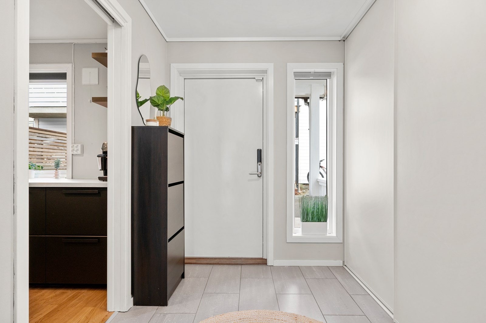 Boligens inngangsparti går over 7,5 m² med god plass til stor garderobe for oppbevaring av sko og yttertøy. Galleribilde