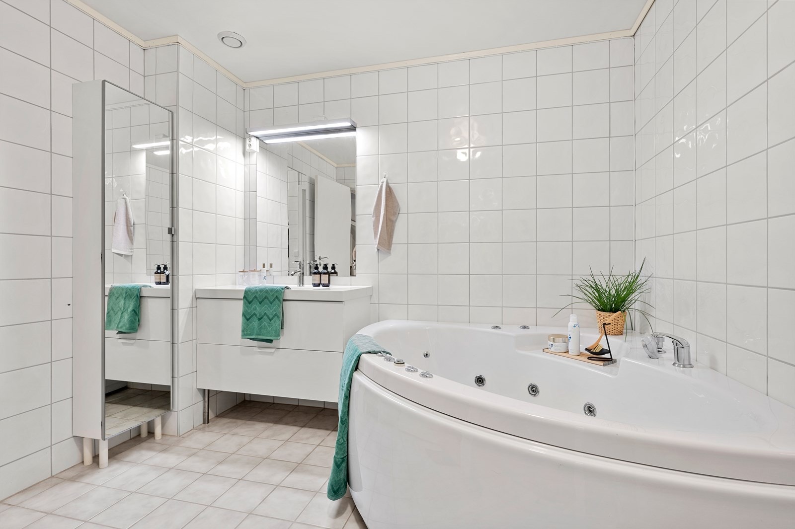 Også badet i underetasjen er innredet med fliser på gulv og vegger, og overflater på vegger og i himling er vurdert til TG1 av takstmann. Galleribilde