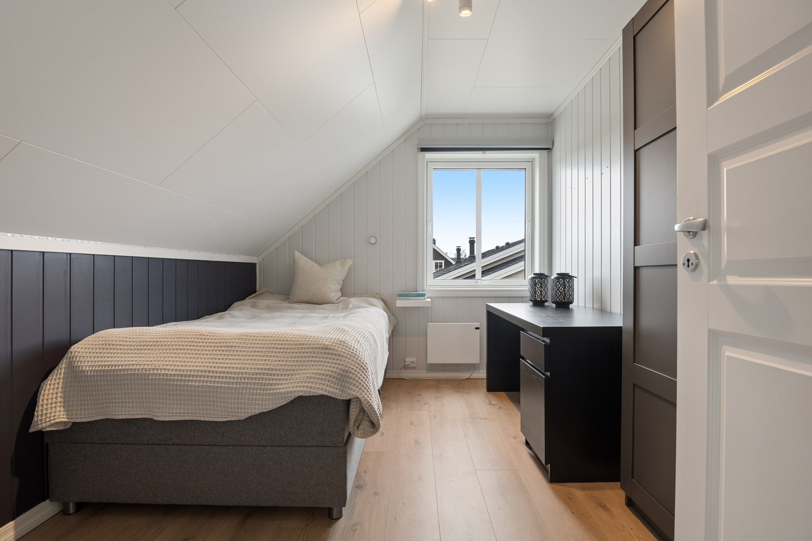 2. etasje rommer to soverom. Begge soverommene har plass til seng, tilhørende sengemøblement og garderobeløsning. Galleribilde