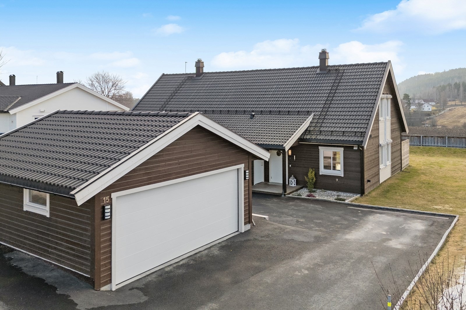 Boligen har en ekstern bod på 5 m² med utvendig adkomst i tilknytning til inngangspartiet og på eiendommen er det en frittstående dobbel garasje fra 2020 med automatisk portåpner, innlagt strøm og el-billader. Galleribilde