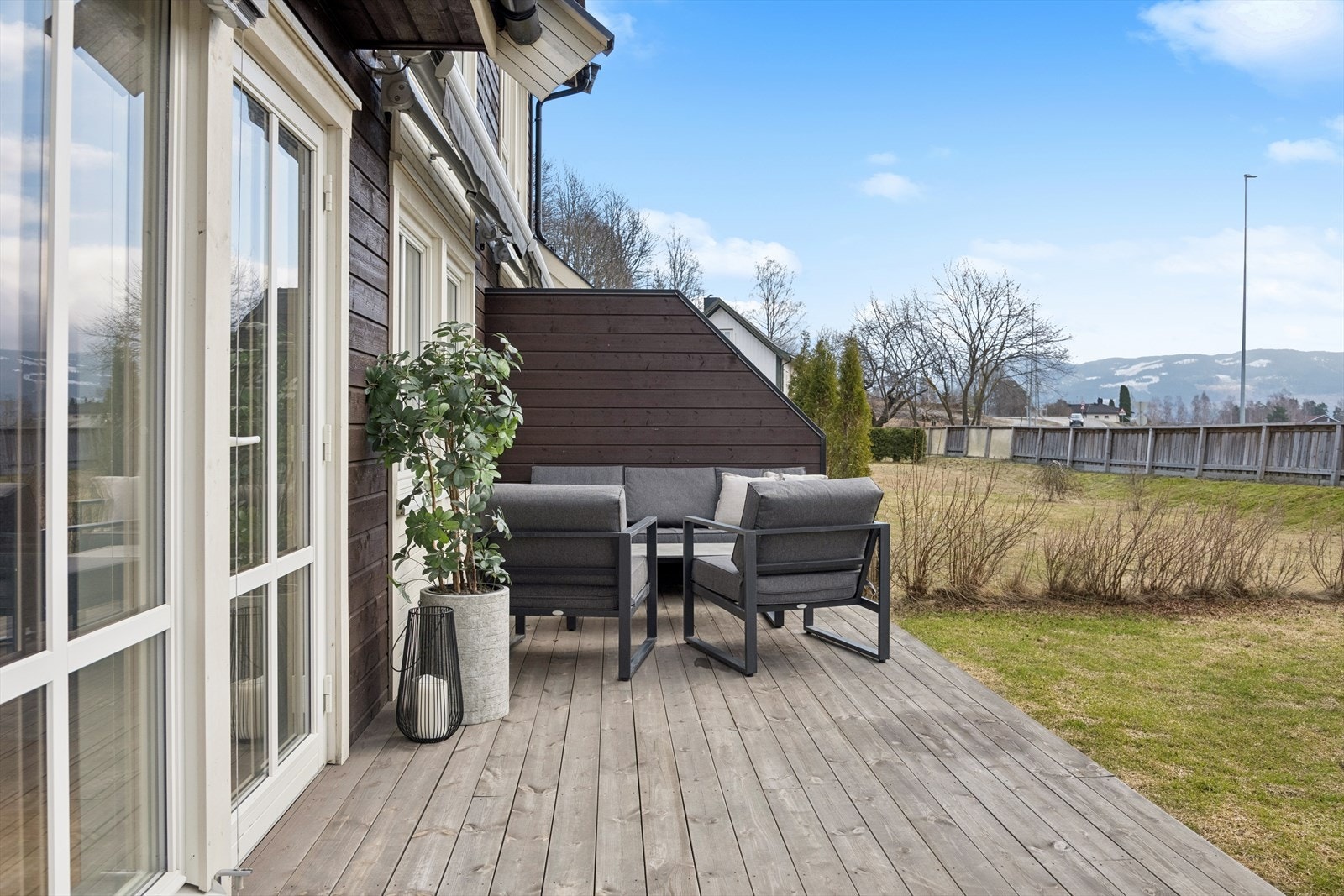 Utgang fra stue i 1. etasje til terrasse på 22 m². Galleribilde