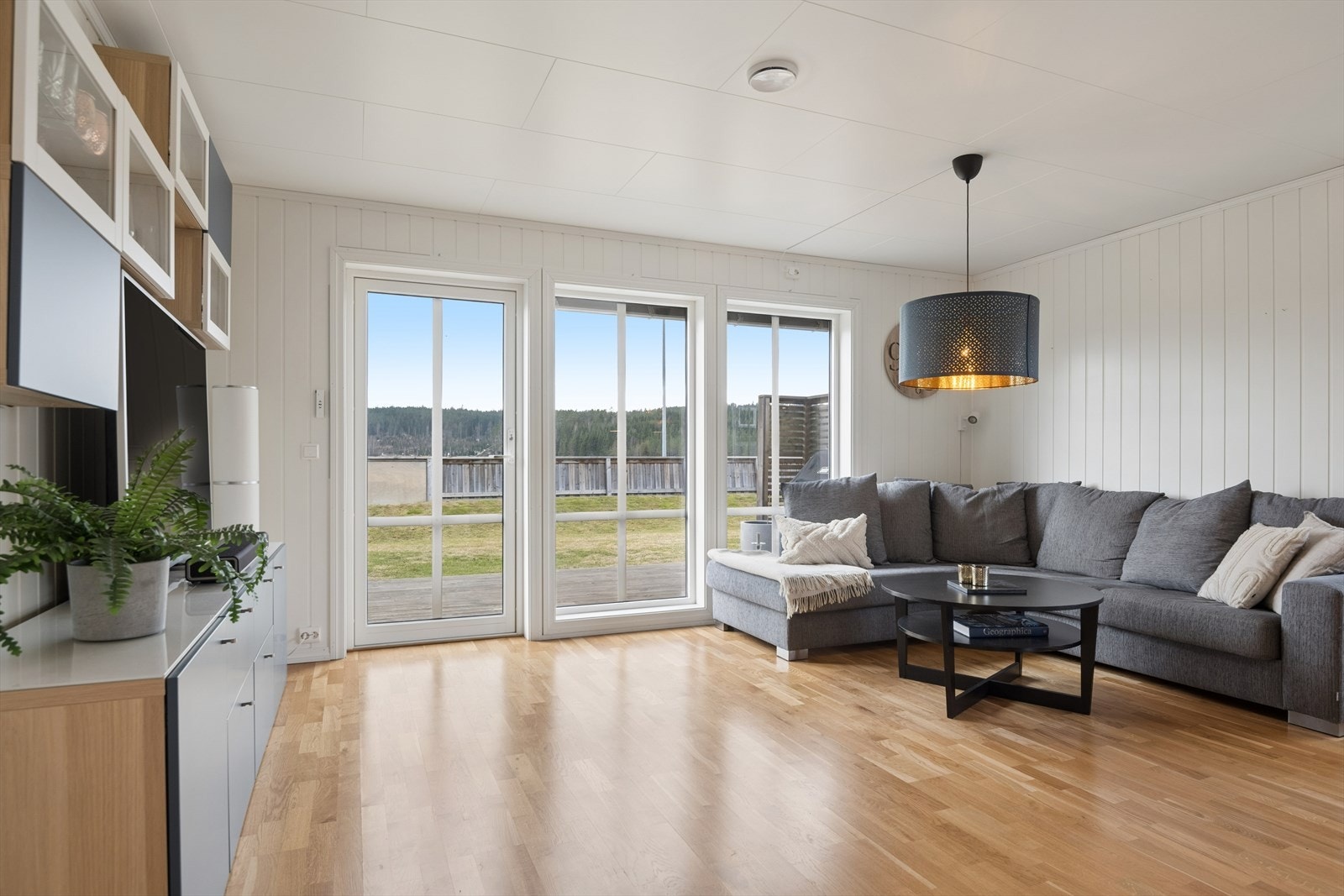 Utgang fra stue i 1. etasje til terrasse på 22 m². I tillegg er det en takoverbygd platting ved inngangen på 4 m². Galleribilde