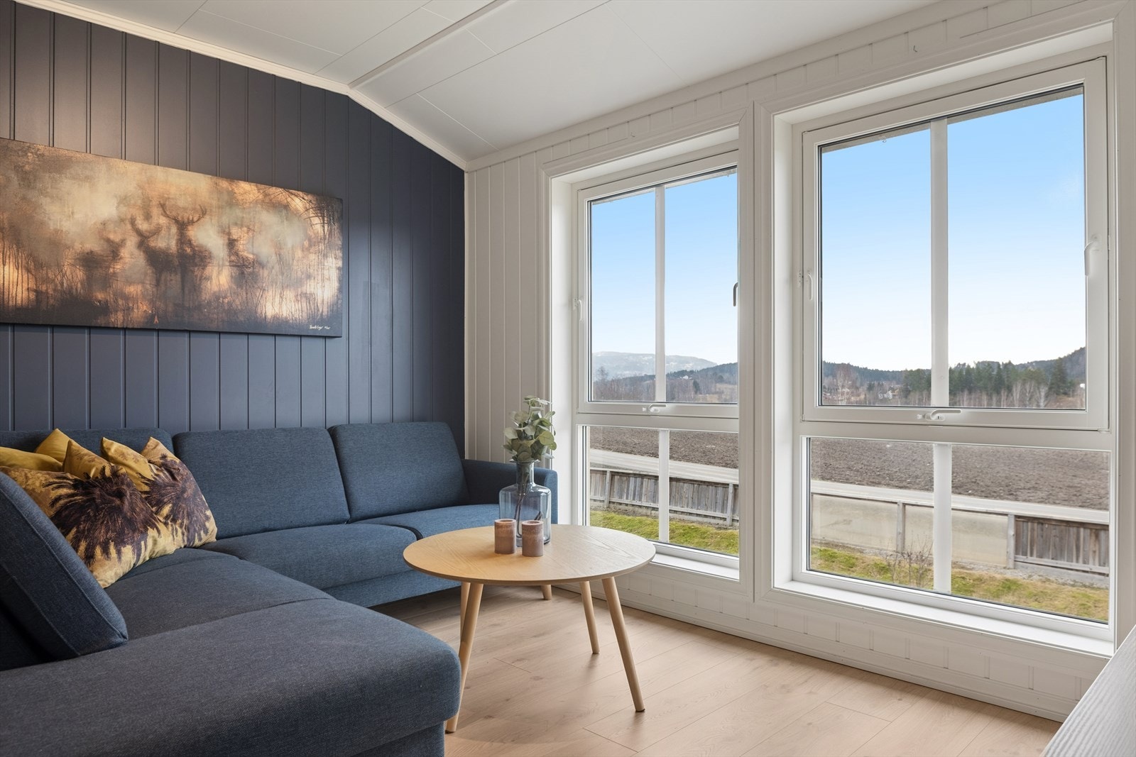 Rommet har plass til sofa og tilhørende møblement - en perfekt frisone når du ønsker å trekke deg tilbake fra det som foregår i det nedre plan. Galleribilde