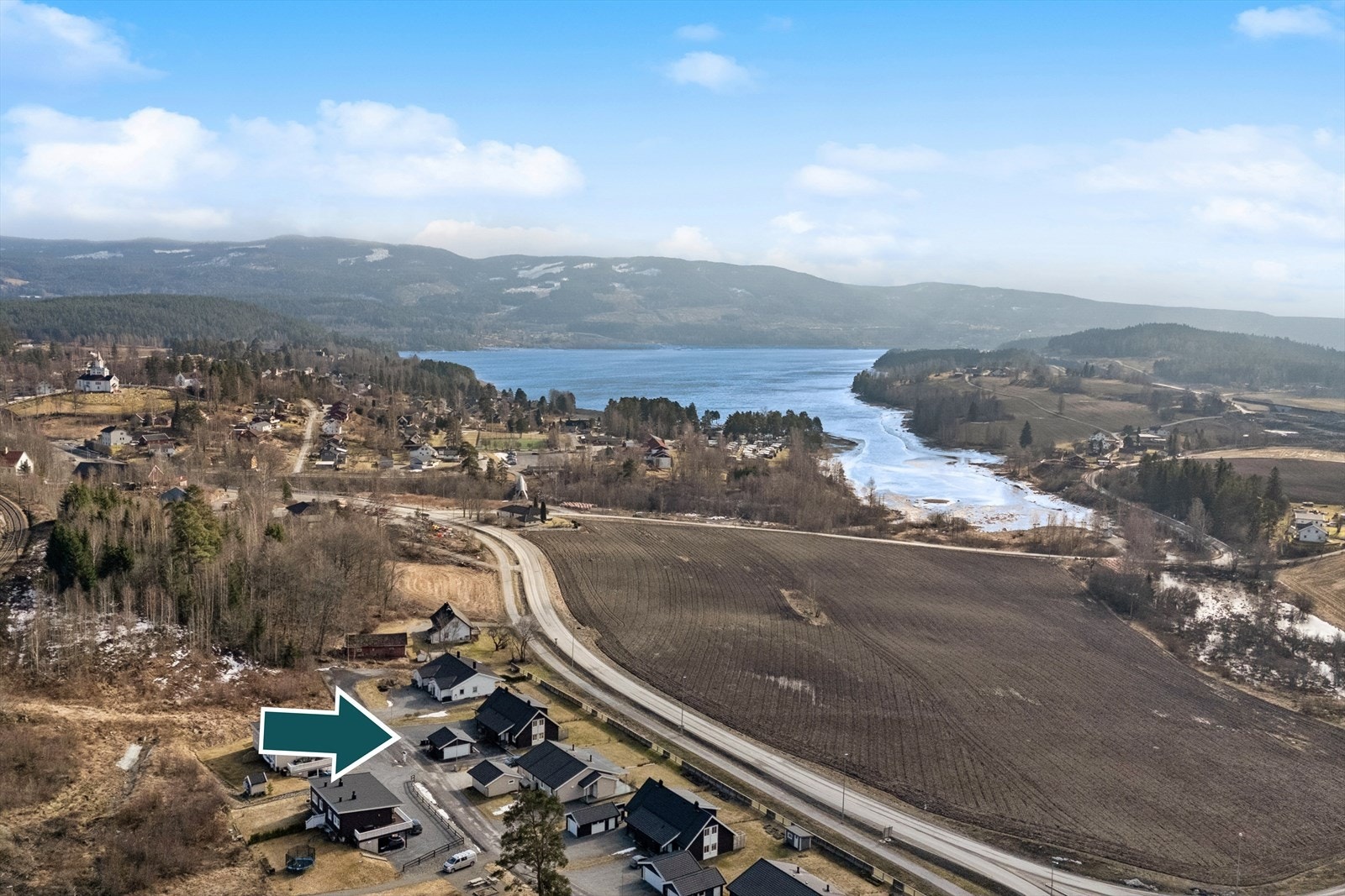 Eiendommen ligger nær Mjøsa, i landlige og familievennlige omgivelser, med nærhet til nødvendige fasiliteter og mange fine turmuligheter som kan benyttes gjennom hele året. Galleribilde