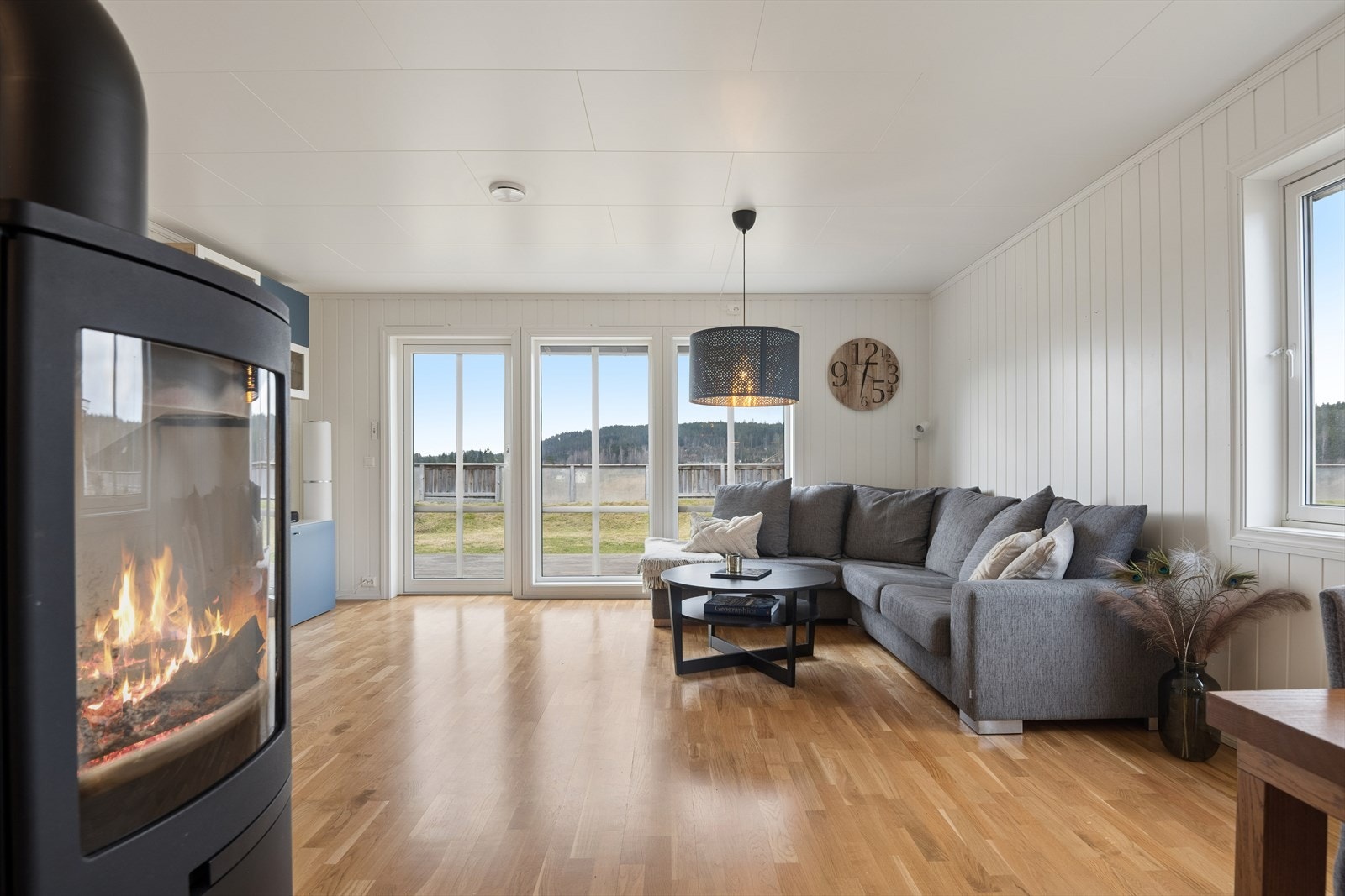 Stuen fremstår som et lyst og behagelig oppholdsrom med en naturlig varme som gjør det enkelt å trives. Galleribilde