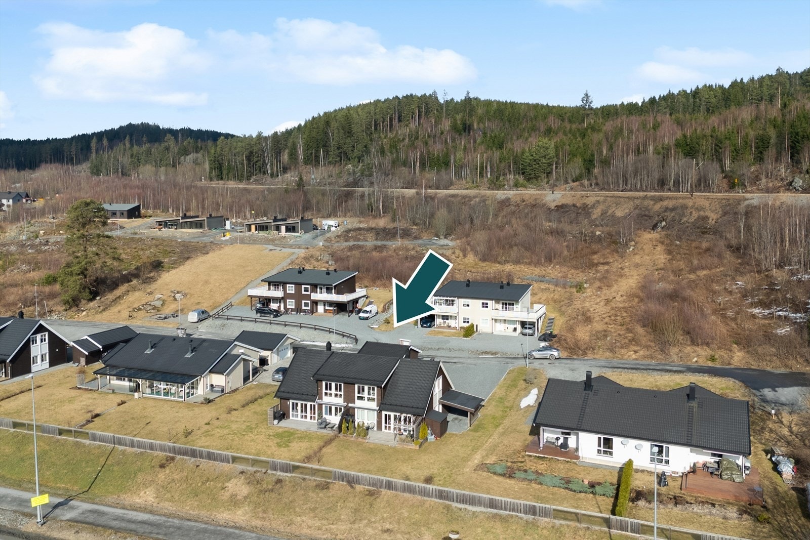 Tomten er pent opparbeidet med plen og noe beplantning. Innkjøringen og gårdsplassen er asfaltert, og eiendommen har gode lys- og solforhold. Galleribilde