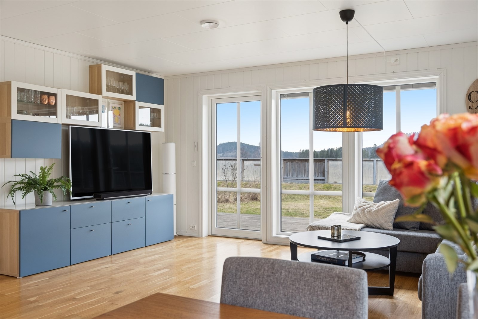 Oppvarming med peisovn på stue, i tillegg til gulvvarme. Termostat for gulvvarme i stue ble skiftet i 2025. Galleribilde